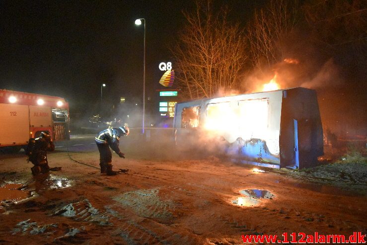 Containerbrand. Koldingvej i Vejle. 01/01-2019. KL. 01:49.