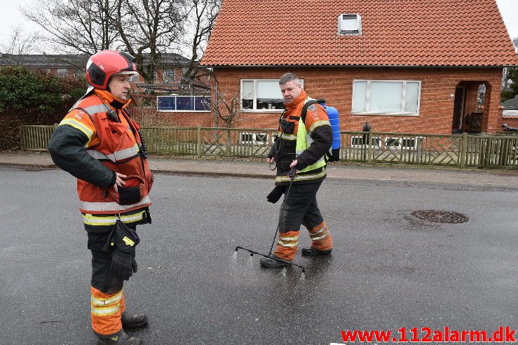 Større forurening Benzinudslip. Hjelmdrupvej i Egtved. 06/01-2019. KL. 10:55.