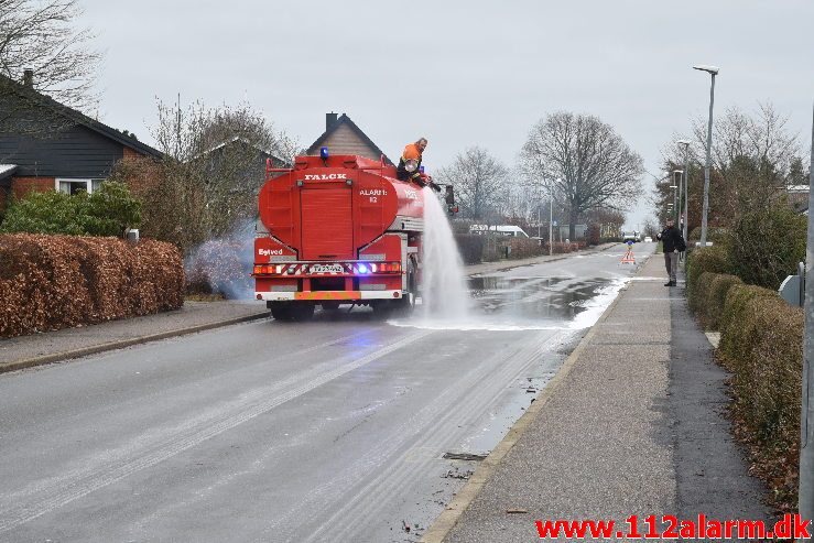 Større forurening Benzinudslip. Hjelmdrupvej i Egtved. 06/01-2019. KL. 10:55.