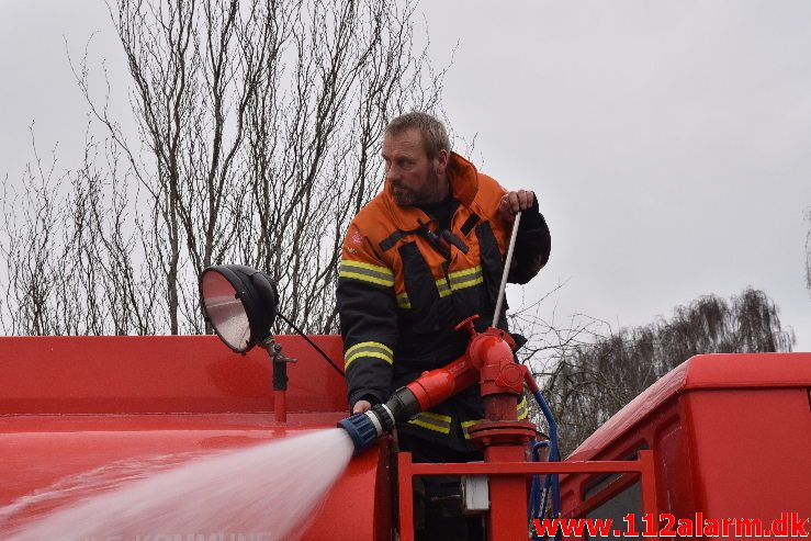 Større forurening Benzinudslip. Hjelmdrupvej i Egtved. 06/01-2019. KL. 10:55.