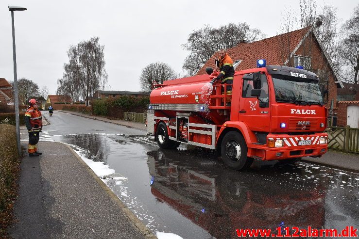 Større forurening Benzinudslip. Hjelmdrupvej i Egtved. 06/01-2019. KL. 10:55.