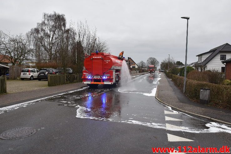 Større forurening Benzinudslip. Hjelmdrupvej i Egtved. 06/01-2019. KL. 10:55.