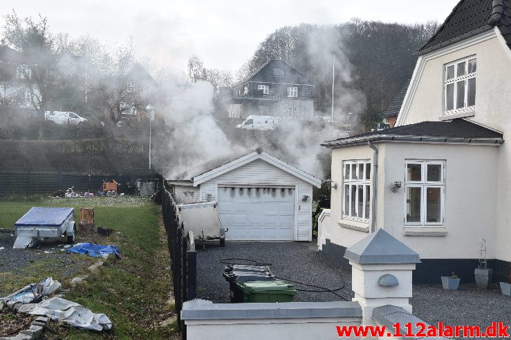 Brand i Villa. Ibæk Strandvej i Vejle. 25/01-2019. Kl. 09:21.