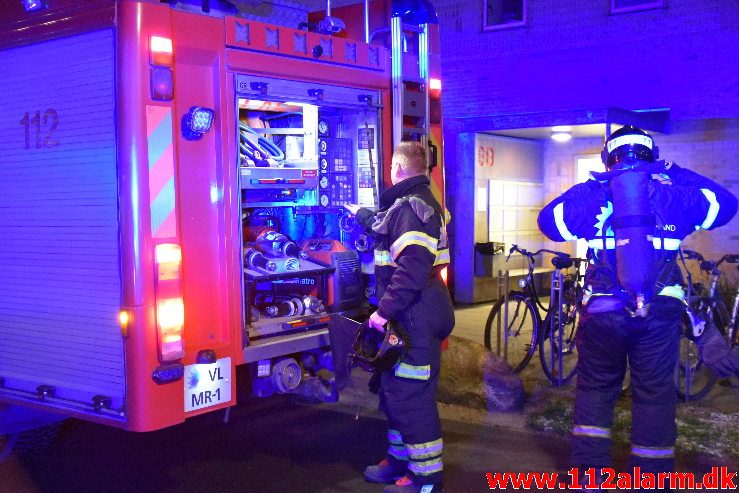 Brand i Etageejendom. Løget Høj 8 i Løget. 29/01-2019. Kl. 00:49.