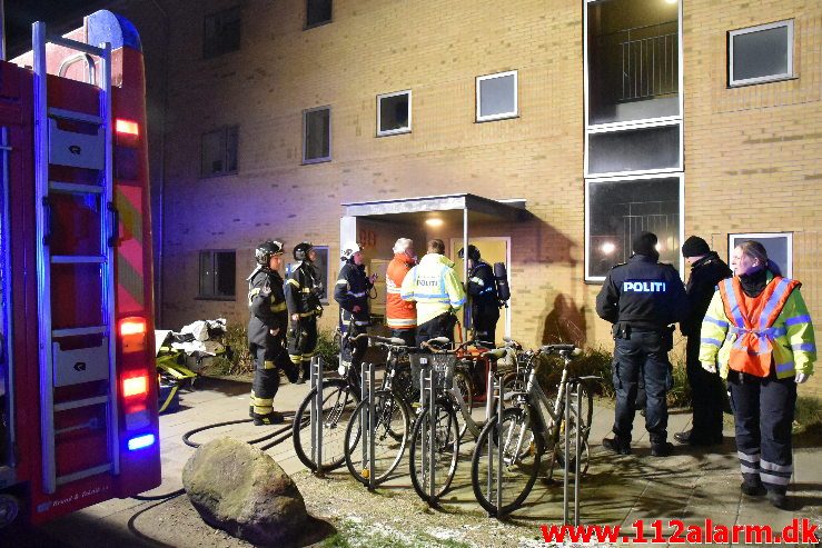 Brand i Etageejendom. Løget Høj 8 i Løget. 29/01-2019. Kl. 00:49.