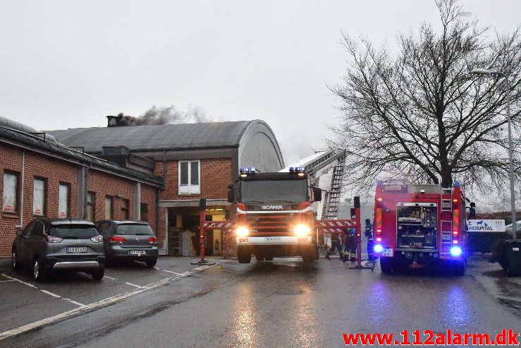 Brand i Industri. Jægervænget i Vejle. 04/02-2019. Kl. 08:41.