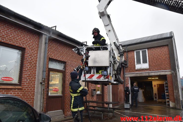 Brand i Industri. Jægervænget i Vejle. 04/02-2019. Kl. 08:41.