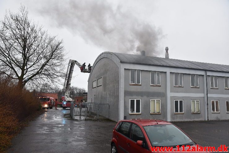 Brand i Industri. Jægervænget i Vejle. 04/02-2019. Kl. 08:41.