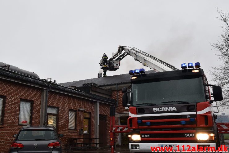 Brand i Industri. Jægervænget i Vejle. 04/02-2019. Kl. 08:41.