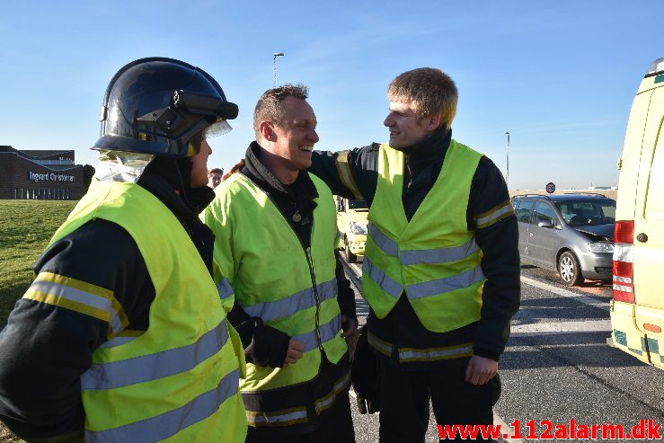 FUH med fastklemte. Fredericiavej i Vejle. Kl. 15:04. 15/02-2019.