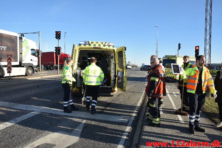 FUH med fastklemte. Fredericiavej i Vejle. Kl. 15:04. 15/02-2019.