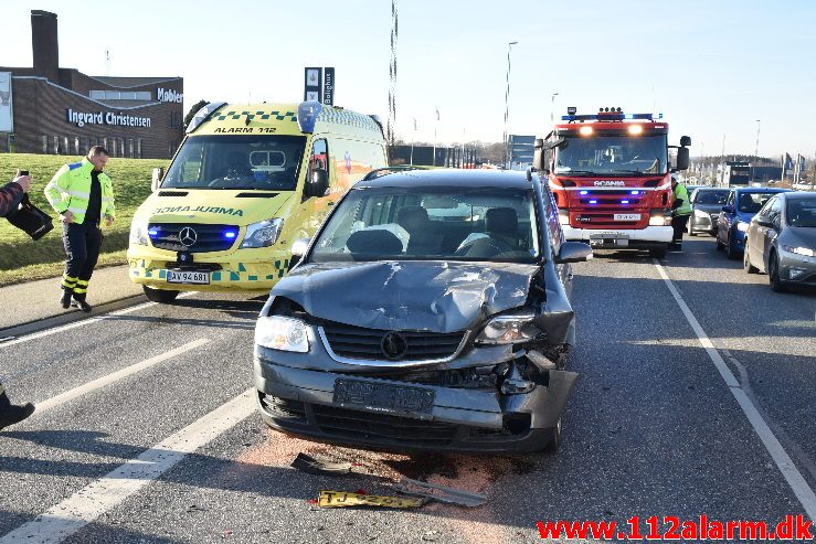 FUH med fastklemte. Fredericiavej i Vejle. Kl. 15:04. 15/02-2019.