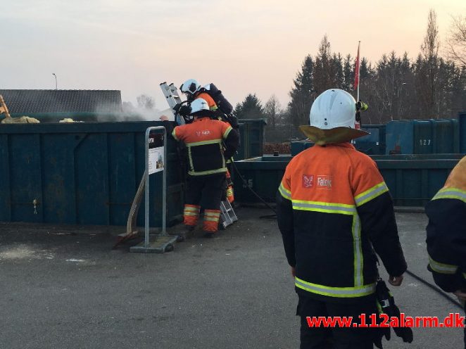 Brand i Container. Nydamsvej 12 i Egtved. 24/02-2019. KL. 17:24.