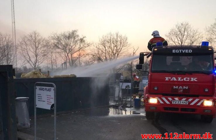 Brand i Container. Nydamsvej 12 i Egtved. 24/02-2019. KL. 17:24.