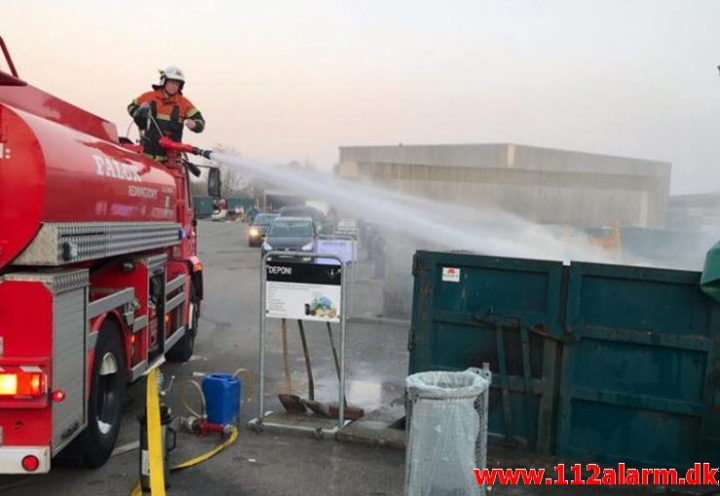 Brand i Container. Nydamsvej 12 i Egtved. 24/02-2019. KL. 17:24.