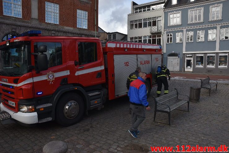 En lille skraldespands brand. Kirketorvet i Vejle. 09/03-2019. Kl. 13:56.