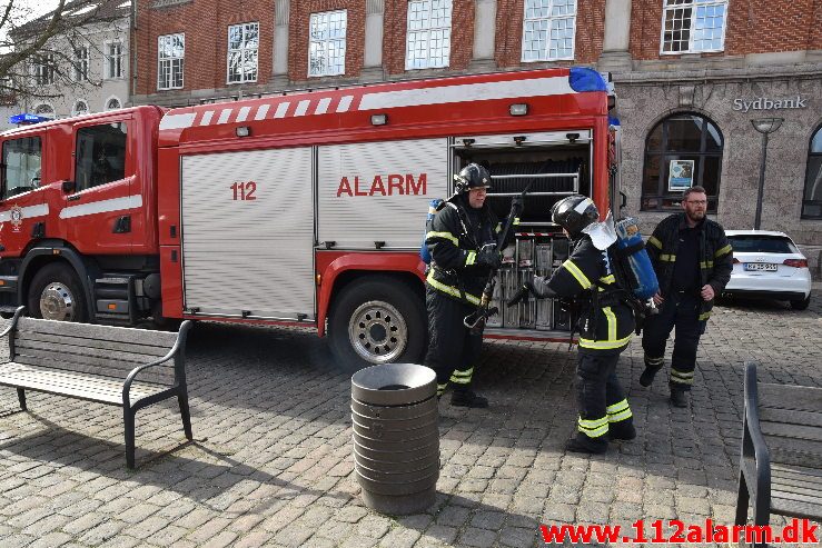 En lille skraldespands brand. Kirketorvet i Vejle. 09/03-2019. Kl. 13:56.