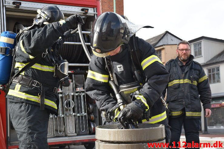 En lille skraldespands brand. Kirketorvet i Vejle. 09/03-2019. Kl. 13:56.