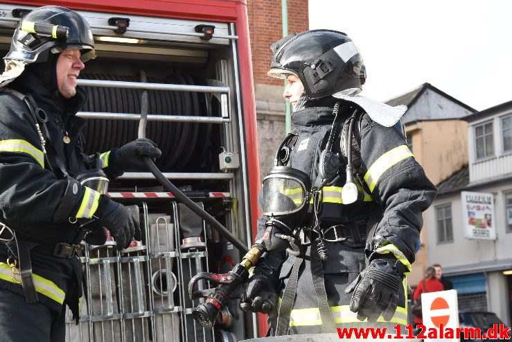 En lille skraldespands brand. Kirketorvet i Vejle. 09/03-2019. Kl. 13:56.