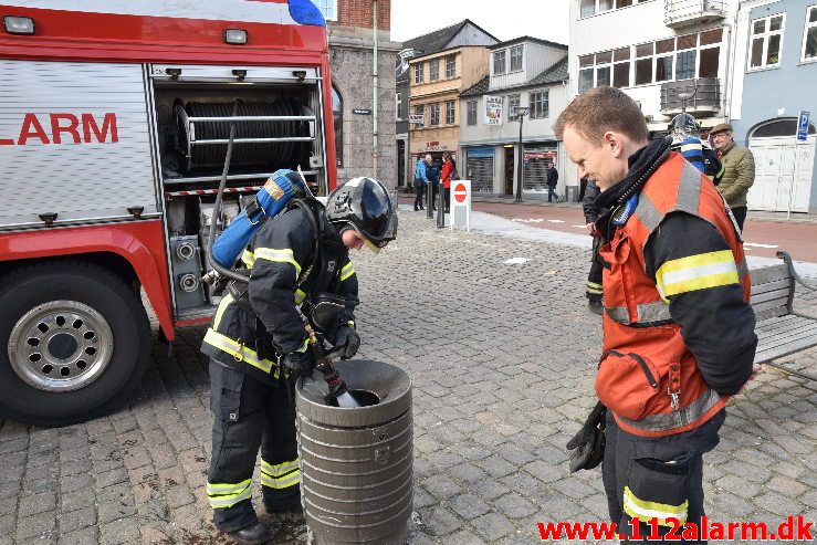 En lille skraldespands brand. Kirketorvet i Vejle. 09/03-2019. Kl. 13:56.