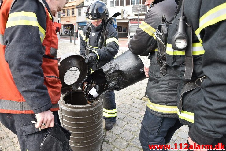 En lille skraldespands brand. Kirketorvet i Vejle. 09/03-2019. Kl. 13:56.