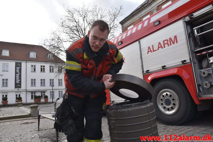 En lille skraldespands brand. Kirketorvet i Vejle. 09/03-2019. Kl. 13:56.