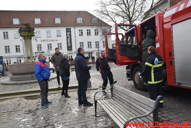 En lille skraldespands brand. Kirketorvet i Vejle. 09/03-2019. Kl. 13:56.