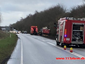 Lastbilen havnede i grøften. Motortrafikvejen mellem Vejle og Fredericia. 13/03-2019. Kl. 15:43.