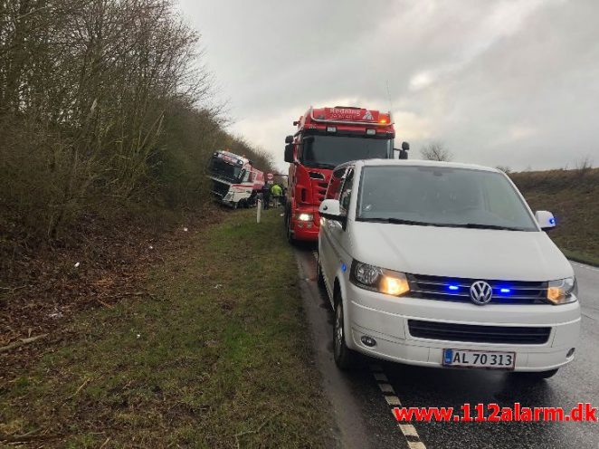 Lastbilen havnede i grøften. Motortrafikvejen mellem Vejle og Fredericia. 13/03-2019. Kl. 15:43.