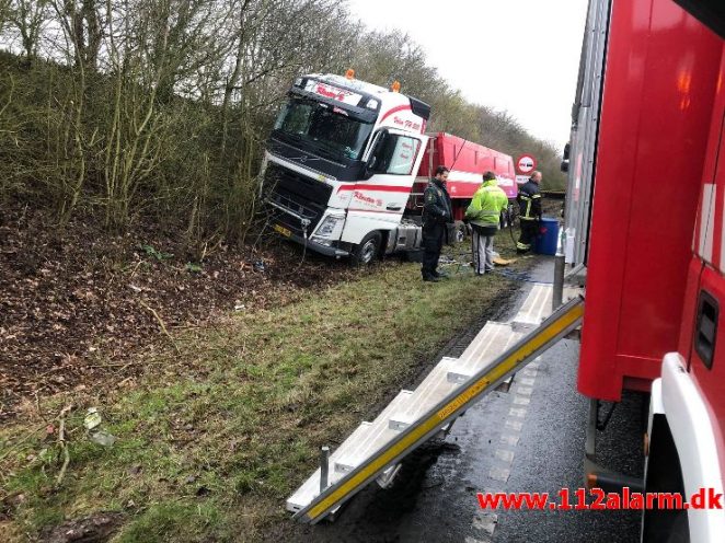 Lastbilen havnede i grøften. Motortrafikvejen mellem Vejle og Fredericia. 13/03-2019. Kl. 15:43.