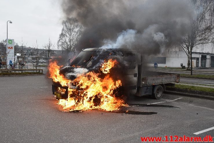 Bil brænder ved Ford i Vejle. Boulevarden i Vejle. 23/03-2019. Kl. 07:34.