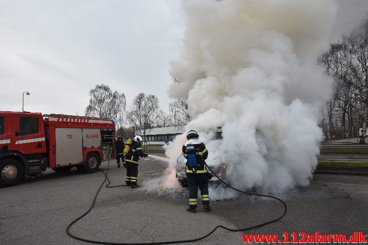 Bil brænder ved Ford i Vejle. Boulevarden i Vejle. 23/03-2019. Kl. 07:34.