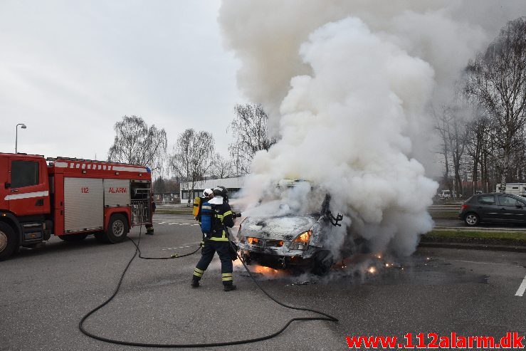 Bil brænder ved Ford i Vejle. Boulevarden i Vejle. 23/03-2019. Kl. 07:34.