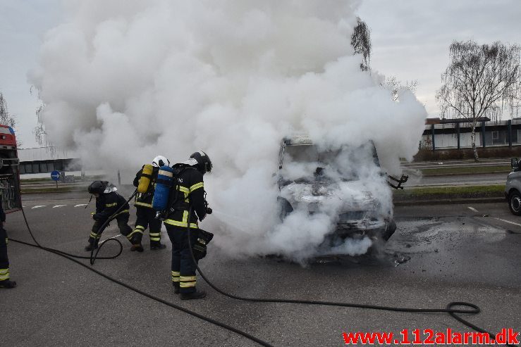 Bil brænder ved Ford i Vejle. Boulevarden i Vejle. 23/03-2019. Kl. 07:34.