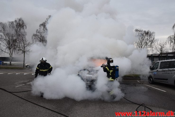 Bil brænder ved Ford i Vejle. Boulevarden i Vejle. 23/03-2019. Kl. 07:34.