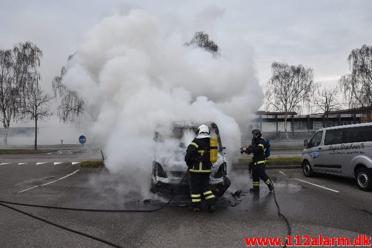 Bil brænder ved Ford i Vejle. Boulevarden i Vejle. 23/03-2019. Kl. 07:34.