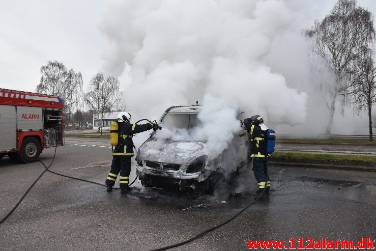 Bil brænder ved Ford i Vejle. Boulevarden i Vejle. 23/03-2019. Kl. 07:34.