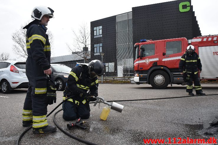 Bil brænder ved Ford i Vejle. Boulevarden i Vejle. 23/03-2019. Kl. 07:34.