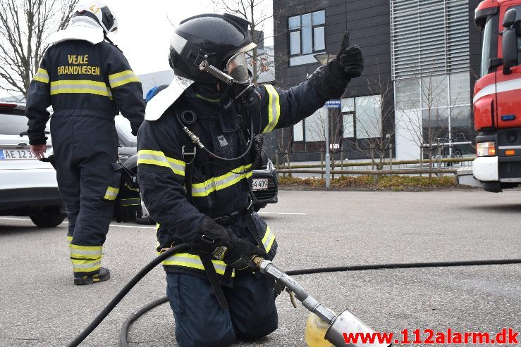 Bil brænder ved Ford i Vejle. Boulevarden i Vejle. 23/03-2019. Kl. 07:34.