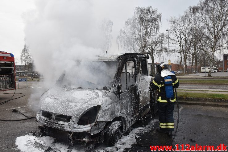 Bil brænder ved Ford i Vejle. Boulevarden i Vejle. 23/03-2019. Kl. 07:34.