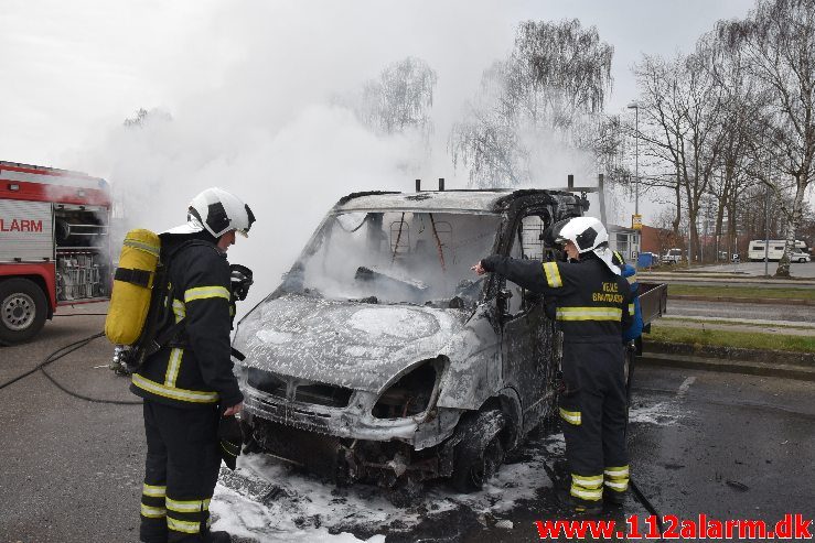 Bil brænder ved Ford i Vejle. Boulevarden i Vejle. 23/03-2019. Kl. 07:34.