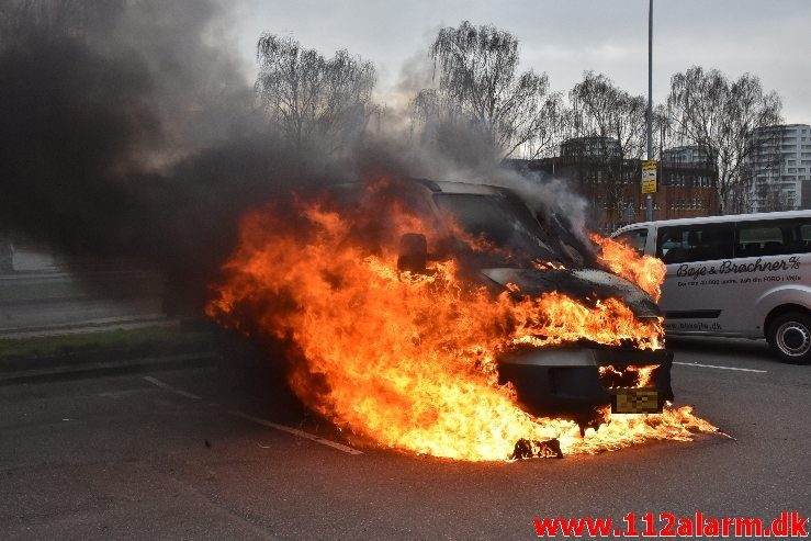 Bil brænder ved Ford i Vejle. Boulevarden i Vejle. 23/03-2019. Kl. 07:34.