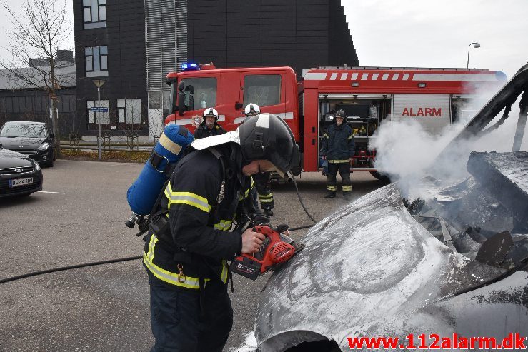 Bil brænder ved Ford i Vejle. Boulevarden i Vejle. 23/03-2019. Kl. 07:34.