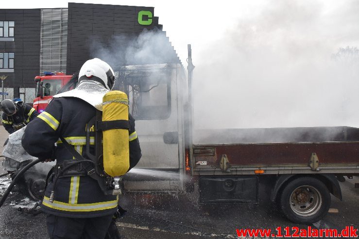 Bil brænder ved Ford i Vejle. Boulevarden i Vejle. 23/03-2019. Kl. 07:34.