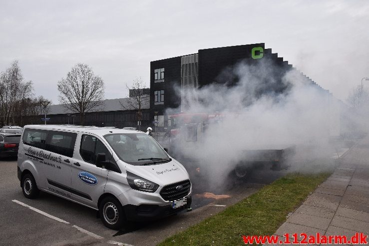 Bil brænder ved Ford i Vejle. Boulevarden i Vejle. 23/03-2019. Kl. 07:34.