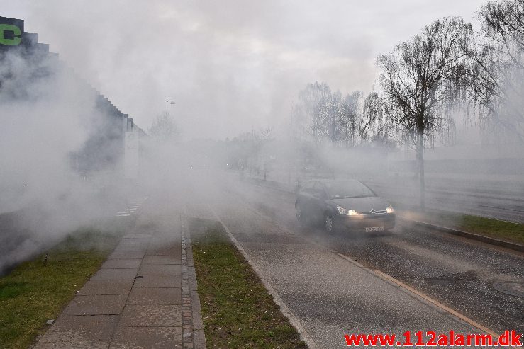 Bil brænder ved Ford i Vejle. Boulevarden i Vejle. 23/03-2019. Kl. 07:34.