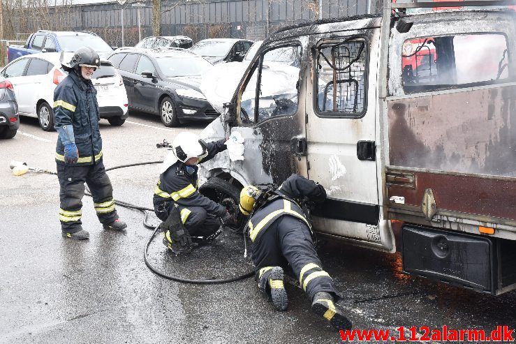 Bil brænder ved Ford i Vejle. Boulevarden i Vejle. 23/03-2019. Kl. 07:34.