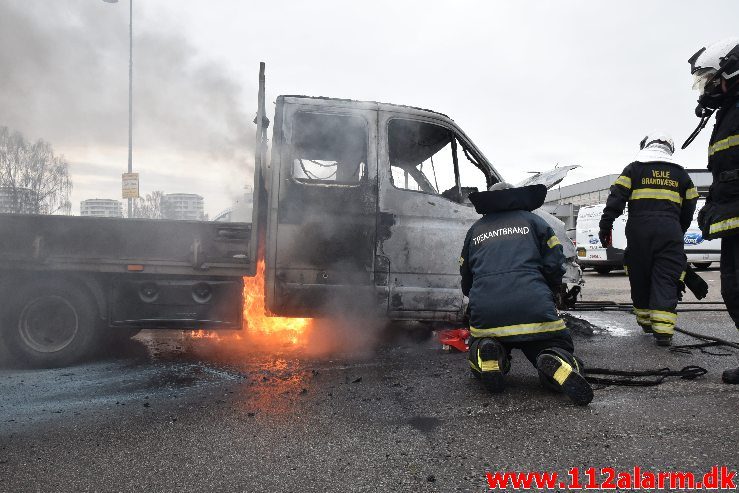 Bil brænder ved Ford i Vejle. Boulevarden i Vejle. 23/03-2019. Kl. 07:34.