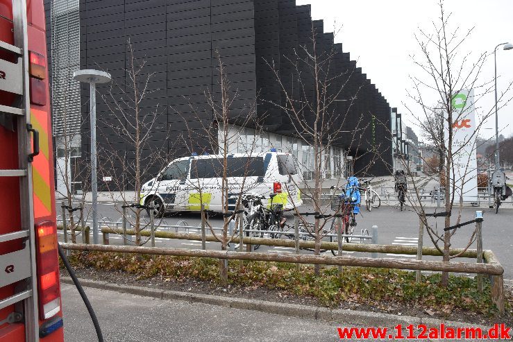 Bil brænder ved Ford i Vejle. Boulevarden i Vejle. 23/03-2019. Kl. 07:34.