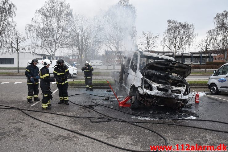 Bil brænder ved Ford i Vejle. Boulevarden i Vejle. 23/03-2019. Kl. 07:34.